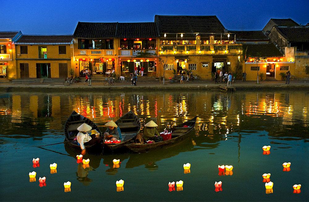 The most perfect time to take photos of Hoai River Square is during the evening